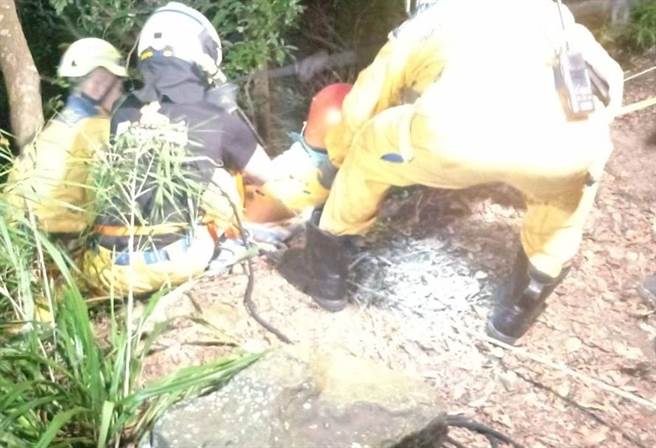 員警與救難人員摸黑搜山，終於將洪男救出。（台中市太平警分局提供／馮惠宜台中傳真）