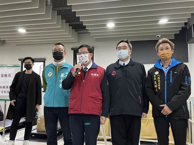 桃园市长郑文灿18日视察疫苗接种站，他表示，寒假课辅部分目前正和教育局、各级学校讨论是否将寒辅改为线上课程。（陈梦茹摄）