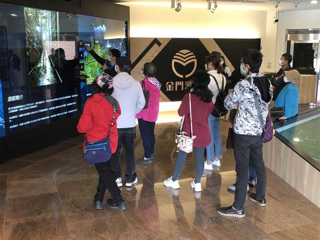 金酒湧現參觀和選購遊客人潮，攜手為振興經濟打拚。（李金生攝）