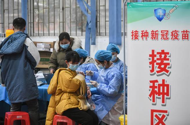 广东省疾控中心首席科学家林鹏指出，相对于Delta，Omicron变异株病毒载量更高，传播力增强。感染以轻症为主。Omicron存在免疫逃逸，但全程接种疫苗仍能够很大程度上保护人们免于重症。（中新社）