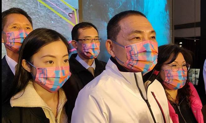 對於新北市3副發言人年後可能請辭參選，新北市長侯友宜說，現階段防疫優先，站在侯友宜左邊的是新北市政府副發言人戴蔡畹鎣。（陳慰慈攝）