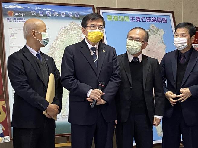 交通部今日举行新春记者会，说明2022年政策目标，部长王国材（左2）表示台湾灯会如期举办。（陈佑诚摄）