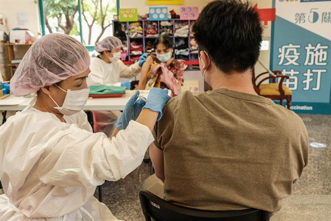 前2劑打高端，專家第三劑打莫德納，打完後更連續工作15小時。圖為民眾打疫苗。（資料照 羅浚濱攝）