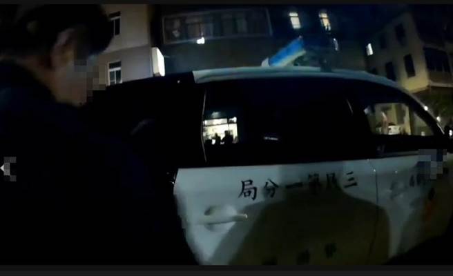 李姓男子13日晚间驾车搭载女友，行经三民区一处路口，在车上顾着和女友说话直接违规红灯左转遭警拦查，被警方意外查出身背通缉。（翻摄照片／石秀华高雄传真）