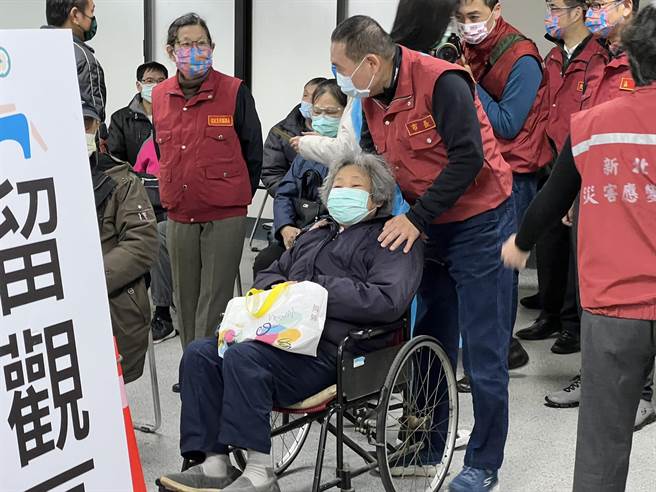 侯友宜今至板桥第一运动场视察疫苗接种。（王扬杰摄）