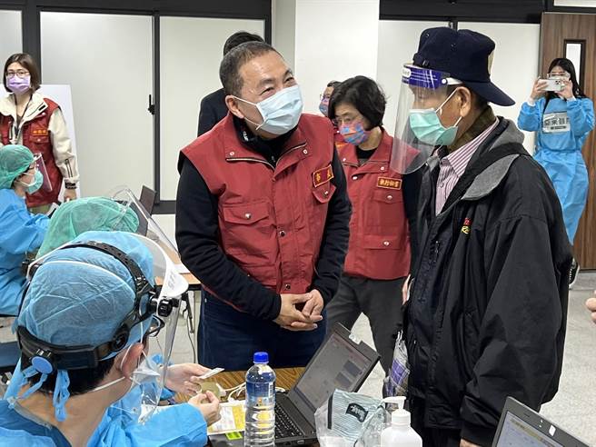 侯友宜今至板桥第一运动场视察疫苗接种。（王扬杰摄）