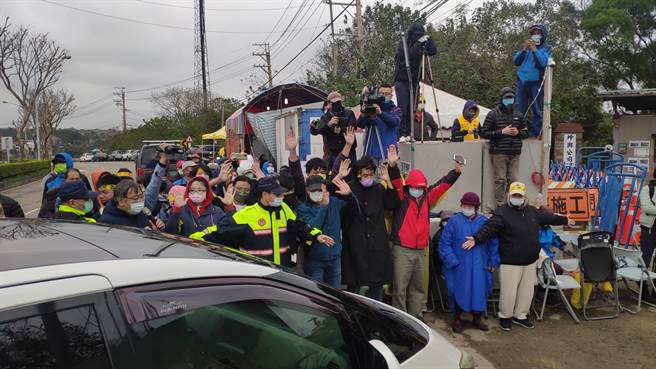 自救会成员再度聚集抗议，双方人马僵持不下。(李京升摄)