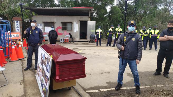 坤舆公司抬出棺材，指称要向公部门申诉。(李京升摄)