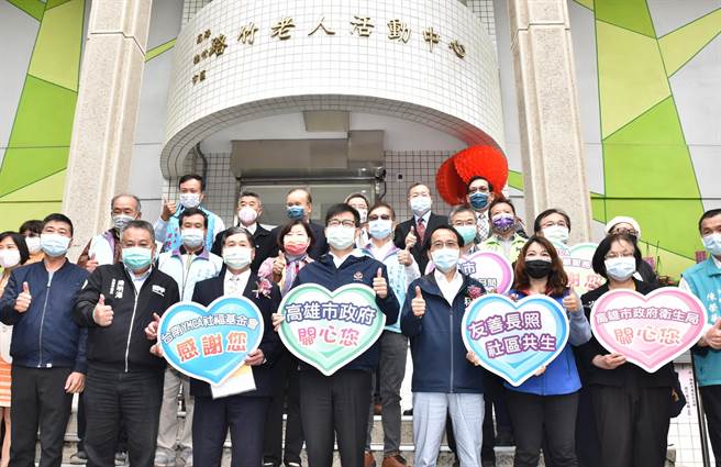 高雄市長陳其邁（前左三）18日出席路竹區一家日照機構揭牌儀式。（林瑞益攝）