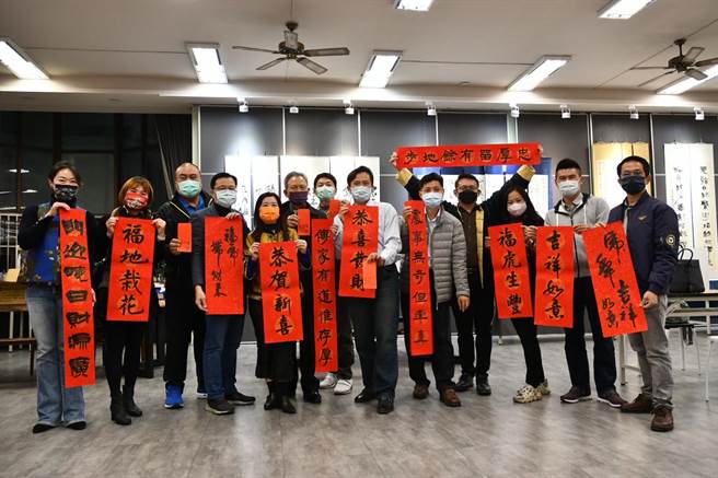 台中市西屯国小举办名家春联挥毫，发表虎年创意版印年画、双语春联等教学成果。（西屯国小提供／卢金足台中传真）