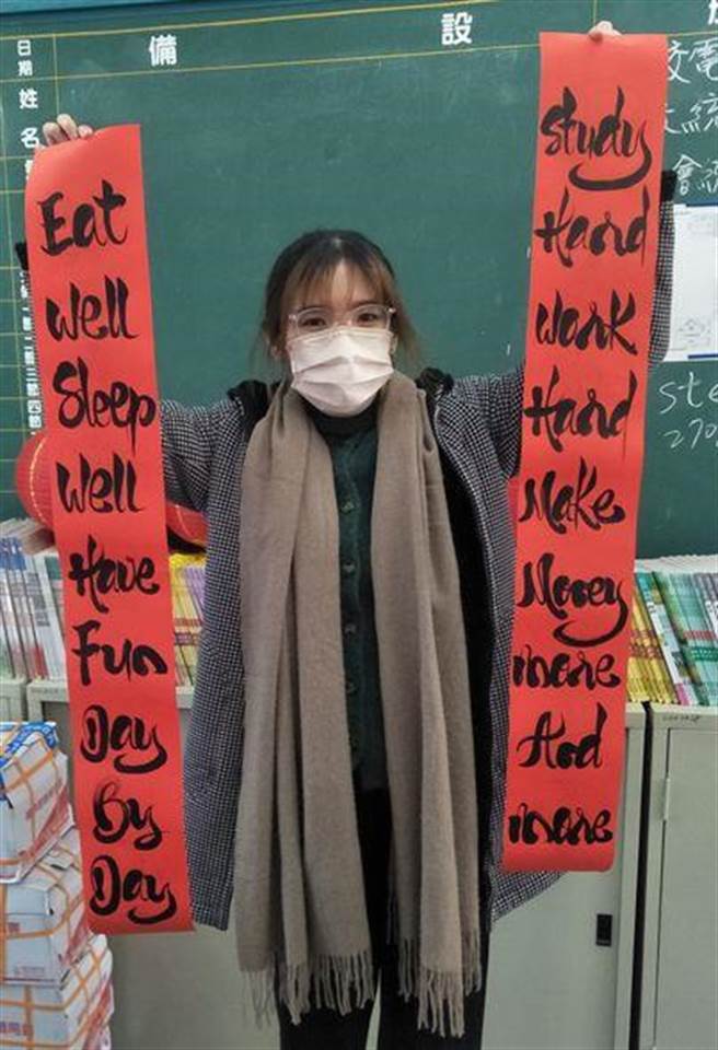 新住民语课程越南语阮芳谊老师配合年节气氛书写「双语」春联，在课堂上教导孩子越南语的贺年吉祥话。（西屯国小提供／卢金足台中传真）