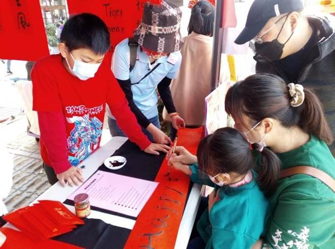 台中市西屯国小全校在喜气洋洋的氛围中喜迎金虎年。（西屯国小提供／卢金足台中传真）