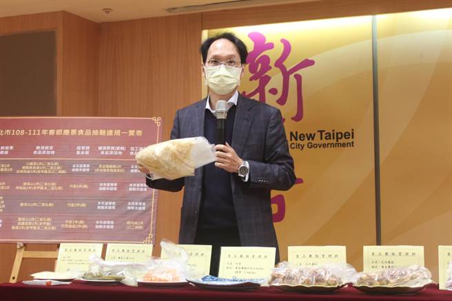 新北市卫生局副局长许朝程说，卫生局抽验183件春节应景食品，查出7件不合格。（陈慰慈摄）
