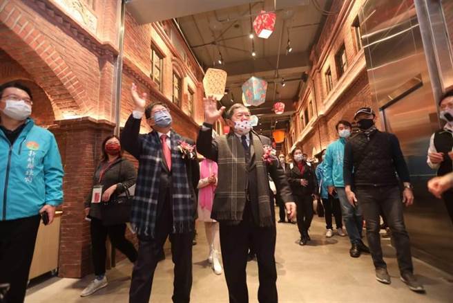 受到疫情影响，远百竹北店预计延后开幕时间，日前新竹县长杨文科（左三）与远东集团董事长徐旭东（左四），14日一起为远百竹北店开箱。（庄旻静摄）