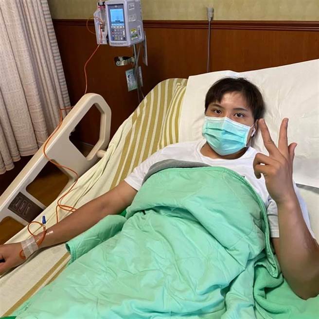 拳擊女王陳念琴去年在臉書自曝曾罹患淋巴癌，陳念琴躺在病床上比出勝利手勢。(圖取自陳念琴臉書官方粉絲團)