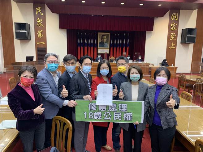 民进党、民眾党、时代力量党团共提18岁公民权修宪案，修宪委员会今初审通过。（林缙明摄）