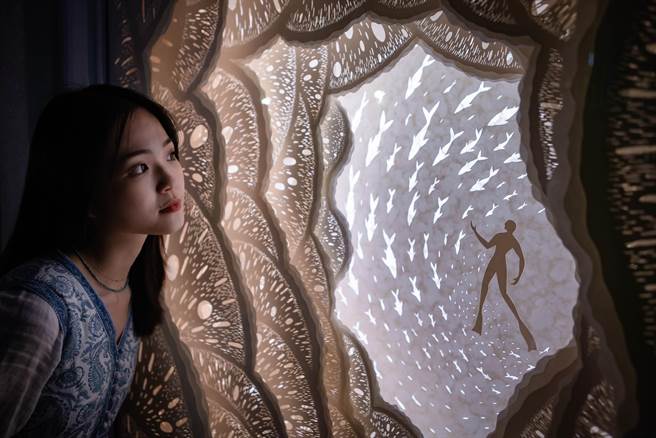 台灣燈會參展作品「紙雕水族箱」(高雄市文化局提供)。