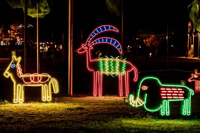 2022台灣燈會作品-鳶尾花動物園Iris Zoo。（高市府提供）