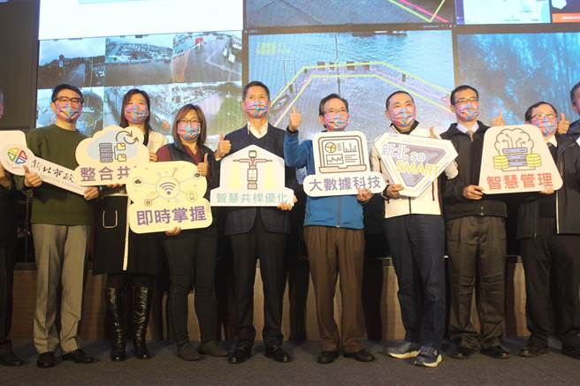 新北市长侯友宜（右3）宣布启用智能渔港系统，表示智能渔港可提升渔港安全应变能力，实践智能科技新北市。（陈慰慈摄）