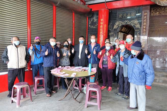 鹿港镇公所发送今年度春节敬老礼金，自18日起至28日，在各里办公处发放每人500元敬老礼金。（谢琼云摄）