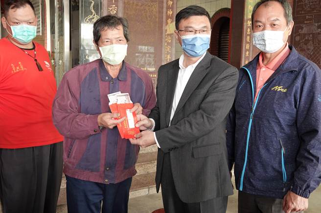 鹿港镇公所近日发送今年度春节敬老礼金。鹿港镇长许志宏(右二)特走访各里向乡亲致意，上午到头南里椹桥顺安宫，与里长郑锦昌（右一）共同向大家拜个早年。（谢琼云摄）