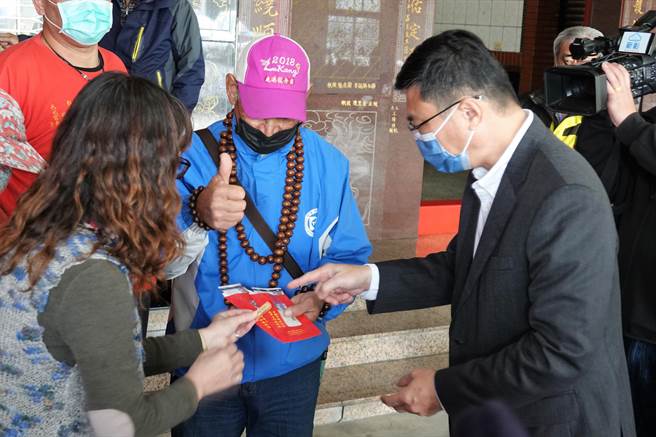 鹿港镇公所为全镇1.37万名长者，发送每人500元春节敬老礼金，鹿港镇长许志宏（右）特别提醒领到现金礼金的长者们确认金额后要收好。。＼（谢琼云摄）