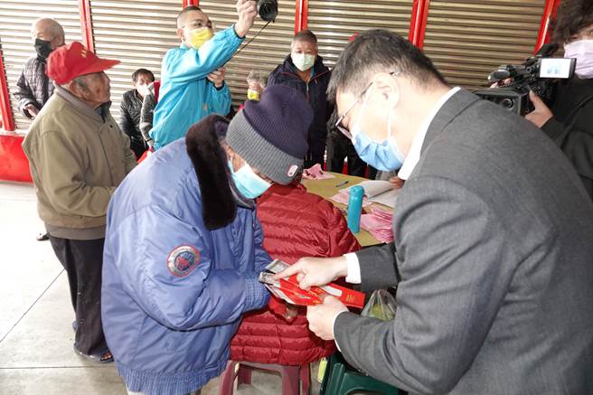 鹿港镇公所为全镇1.37万名长者，发送每人500元春节敬老礼金，鹿港镇长许志宏（右）特别提醒领到现金礼金的长者们确认金额后要收好。。＼（谢琼云摄）