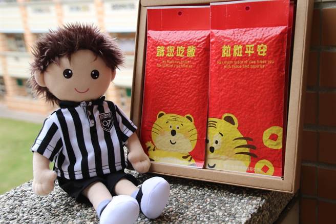 维多利亚实验高中学生为了提高有机米的价值，做成米卡片，附有中英文吉祥话，6000张米贺卡不到一周就被网路预购一空。（维多利亚实验高中提供）