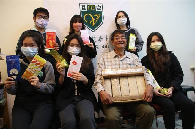 学生许又云、卢宥伃、黄安瑜、刘纭祯、蔡宏廉、苏意雯协助南投县草屯镇有机小农杨基裕（前排右二）行销1000公斤有机米，学生们发想米贺卡让稻农很惊喜。（维多利亚实验高中提供）