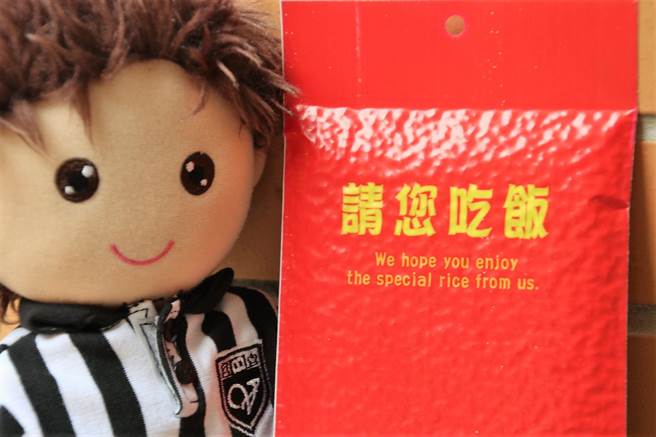 收到米贺卡还可以学一句英文贺词。（维多利亚实验高中提供）