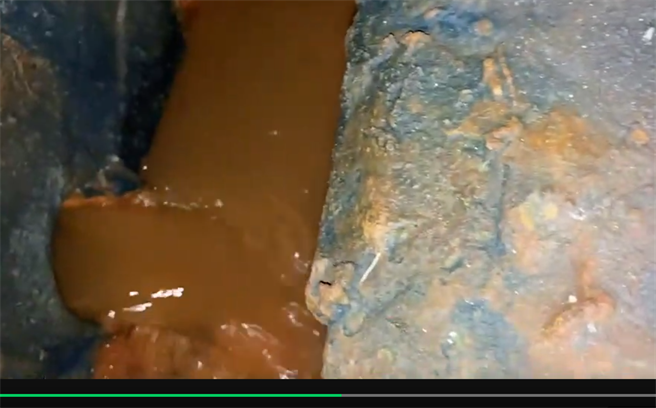 新北市樹林區三俊街巷弄內某電鍍工廠長期非法排放強酸電鍍廢水到溝渠，造成塔寮坑溪汙染。（環保局提供）