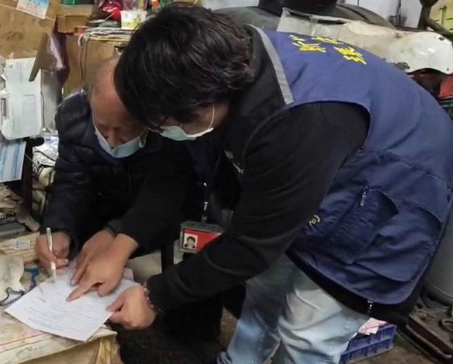 新北市樹林區三俊街巷弄內某電鍍工廠長期非法排放強酸電鍍廢水到溝渠，造成塔寮坑溪汙染。（環保局提供）