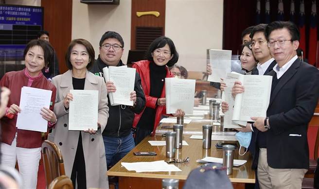 图为立法院修宪委员会7日举行第3次全体委员会议，国民党立委集体缺席，民进党立委手拿修宪提案合影。（资料照）
