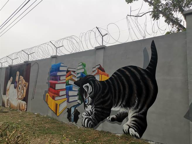 法務部矯正署台南第二監獄外牆新彩繪，以閱讀為主題。(劉秀芬攝)