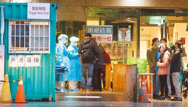 亞東醫院護理師確診（案17967）曾在13日曾到台北市士林區科教館、兒童新樂園。圖為亞東醫院醫護人員在戶外篩檢站幫民眾做篩檢。（示意圖非當事人／劉宗龍攝 本報資料照片）