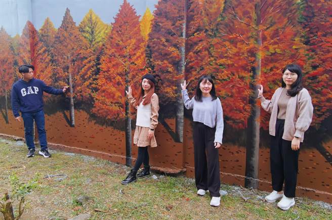 法務部矯正署台南第二監獄外牆新彩繪，還有六甲美景落羽松。(劉秀芬攝)