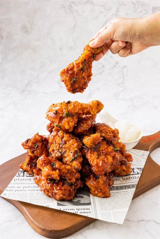 （搶攻歲末餐飲商機，韓式炸雞品牌bb.q CHICKEN於1月22日起推出以歡慶、添菜都適合的全新口味「辣味燒肉風味炸雞」。圖／bb.q CHICKEN提供）