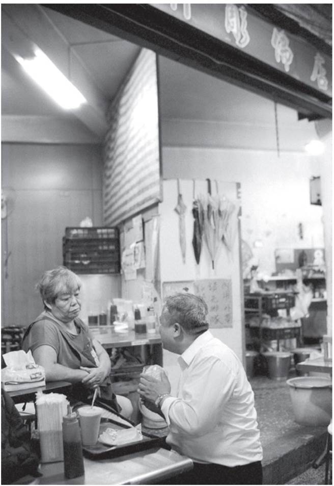 日光灯下的面孔。（照片来源/大块文化）
