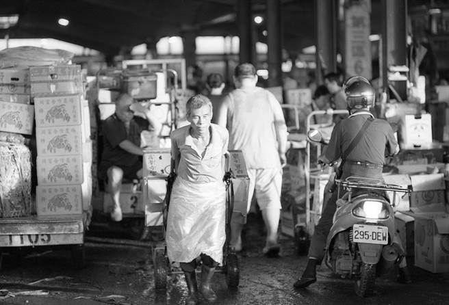 黎明之中的脸孔。（照片来源/大块文化）