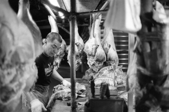 月光下的屠夫。（照片来源/大块文化）