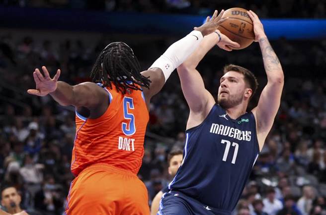 东契奇大三元，小哈达威致胜抄截，独行侠2分气走雷霆。(路透)