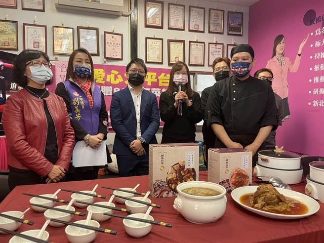 刘美芳与博望法律事务所等单位及爱心人士，捐赠88套年菜组。（刘美芳服务处提供）