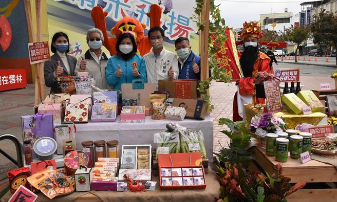 雲林縣府集結17個社福團體、4個庇護工場、縣內觀光工廠、雲林良品廠商22日、23日將在斗南田徑場前廣場舉辦年貨大街展售。（周麗蘭攝）