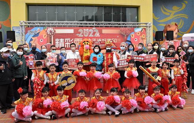 雲林縣府集結17個社福團體、4個庇護工場、縣內觀光工廠、雲林良品廠商22日、23日將在斗南田徑場前廣場舉辦年貨大街展售，將有100多個攤位，提供新鮮農畜產品、加工食品、年節應景生活用品、走春伴手禮等，市集內所有豬肉產品都是非萊豬。（周麗蘭攝）