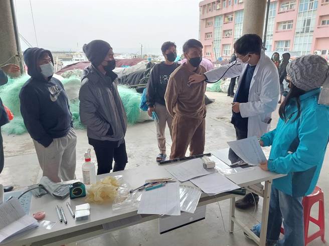 春节即将来临，为关怀辖内外籍渔工，新北市劳工局与五大渔会（金山、万里、瑞芳、淡水、贡寮）合作，陆续在18日至21日前往渔港发放关怀物资，也与台大医师合作临港健检。（劳工局提供）