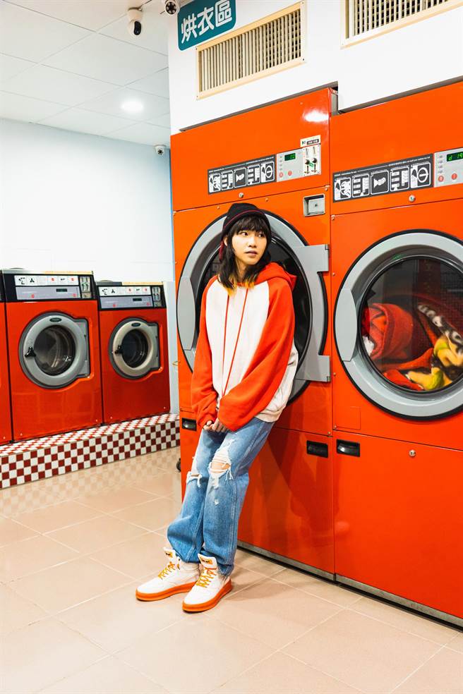 持修新歌〈我還在你的夢裡嗎〉，召喚粉絲 一起拍MV。（EMI音樂提供）