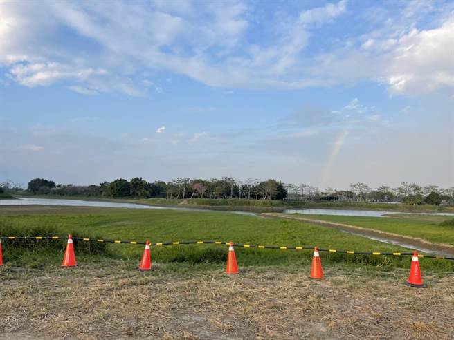 为避免惊动仅存的1只，台南市生态保育学会与拍鸟俱乐部透过白河区公所协助，沿水域旁设立多支三角锥。（白河区公所提供／张毓翎台南传真）