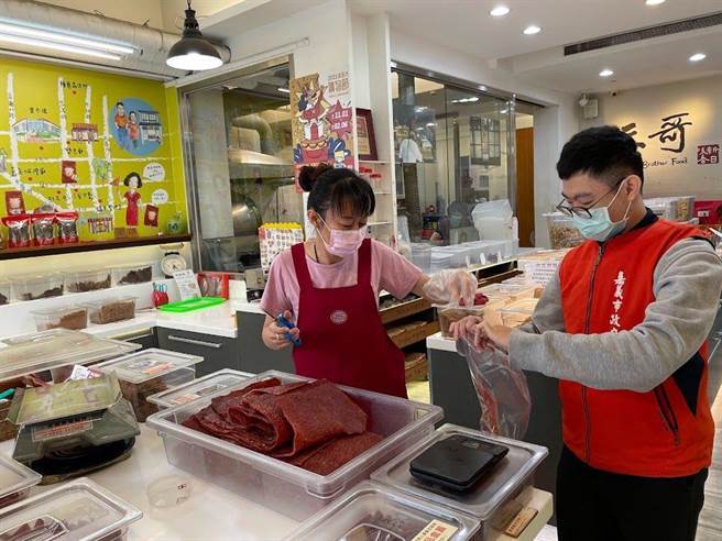 嘉義市政府衛生局人員查驗肉品加工食品符合規定。（嘉義市政府衛生局提供）
