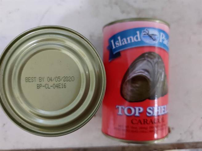 嘉義市政府衛生局人員稽查一家餐廳的螺肉罐頭效期是去年4月5日，已逾期。（嘉義市政府衛生局提供）