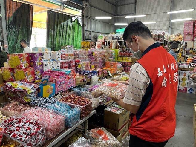 嘉義市政府衛生局人員稽查春節應景食品。（嘉義市政府衛生局提供）